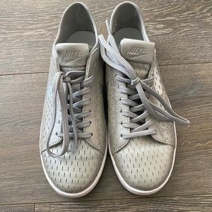Nike women’s size 7 silver sneakers